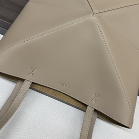 Новая модель Loewe — небольшая сумка P