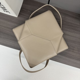 Новая модель Loewe — небольшая сумка P
