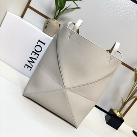 Новая модель Loewe — небольшая сумка P