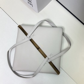 Новая модель Loewe — небольшая сумка P