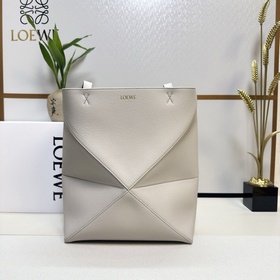 Новая модель Loewe — небольшая сумка P