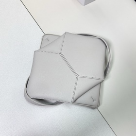 Новая мини-сумка Puzzle Fold от Loewe 