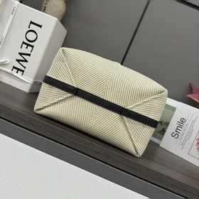 Новая модель Loewe： маленькая сумка Pu