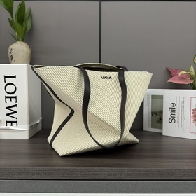 Новая модель Loewe： маленькая сумка Pu