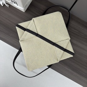 Новая модель Loewe： маленькая сумка Pu