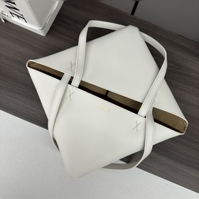 Новая модель Loewe — небольшая сумка P
