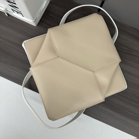 Новая модель Loewe — небольшая сумка P