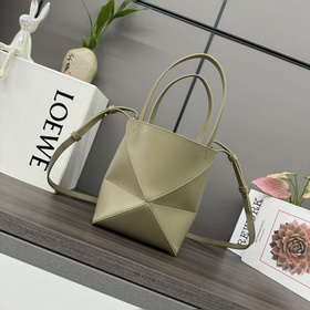 Новая мини-сумка Puzzle Fold от Loewe