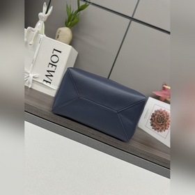Новая модель Loewe — небольшая сумка P