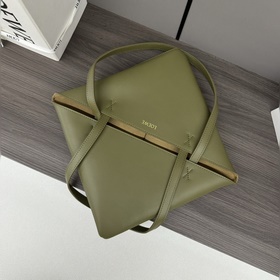 Новая модель Loewe — небольшая сумка P