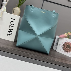 Новая модель Loewe — небольшая сумка P