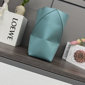 Новая модель Loewe — небольшая сумка P