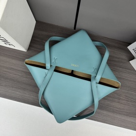 Новая модель Loewe — небольшая сумка P