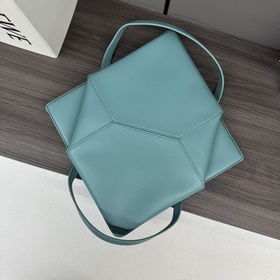 Новая модель Loewe — небольшая сумка P