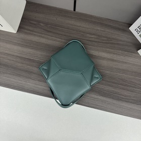Новая мини-сумка Puzzle Fold от Loewe 