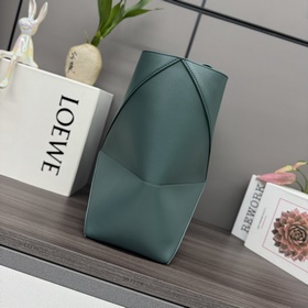 Новая модель Loewe — небольшая сумка P