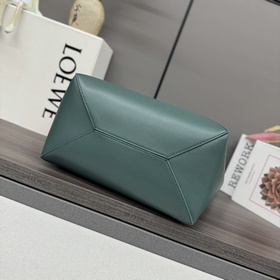 Новая модель Loewe — небольшая сумка P