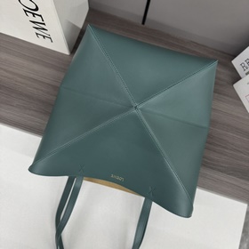 Новая модель Loewe — небольшая сумка P