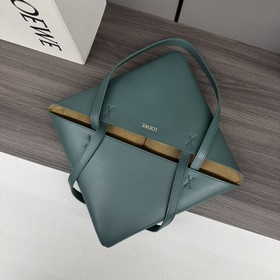 Новая модель Loewe — небольшая сумка P