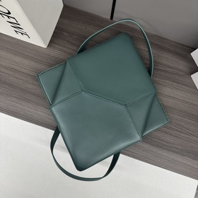 Новая модель Loewe — небольшая сумка P
