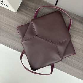 Новая модель Loewe — небольшая сумка P