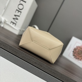 Новая мини-сумка Puzzle Fold от Loewe,