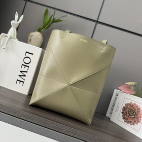 Новая модель Loewe — небольшая сумка P