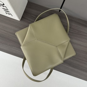 Новая модель Loewe — небольшая сумка P