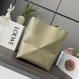Новая модель Loewe — небольшая сумка P
