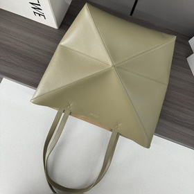 Новая модель Loewe — небольшая сумка P