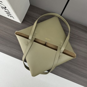 Новая модель Loewe — небольшая сумка P
