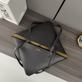 Новая модель Loewe — небольшая сумка P