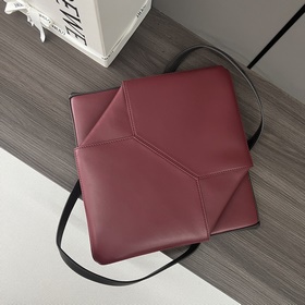 Новая модель Loewe — небольшая сумка P