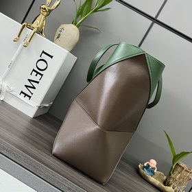 Новая модель Loewe — небольшая сумка P