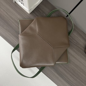 Новая модель Loewe — небольшая сумка P
