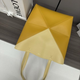 Новая модель Loewe — небольшая сумка P