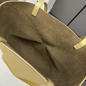 Новая модель Loewe — небольшая сумка P