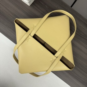 Новая модель Loewe — небольшая сумка P