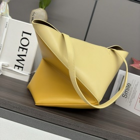 Новая модель Loewe — небольшая сумка P