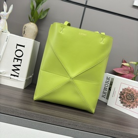 Новая модель Loewe — небольшая сумка P