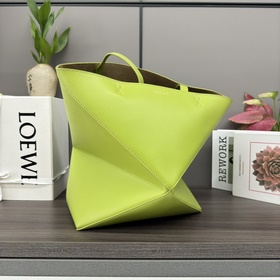 Новая модель Loewe — небольшая сумка P