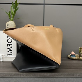Новая модель Loewe — большая сумка Puz