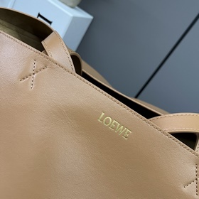 Новая модель Loewe — большая сумка Puz