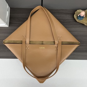 Новая модель Loewe — большая сумка Puz