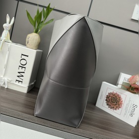 Новая модель Loewe — большая сумка Puz