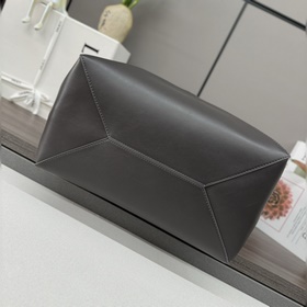 Новая модель Loewe — большая сумка Puz