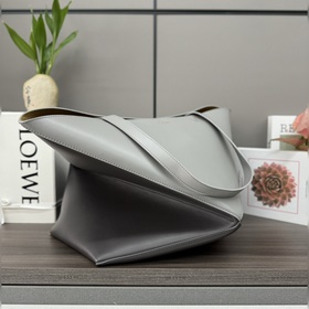 Новая модель Loewe — большая сумка Puz