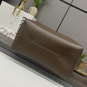 Новая модель Loewe — большая сумка Puz