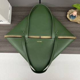 Новая модель Loewe — большая сумка Puz