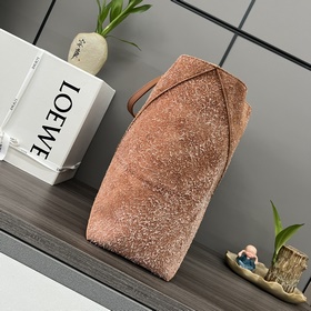 Новая модель Loewe — сумка Puzzle Fold